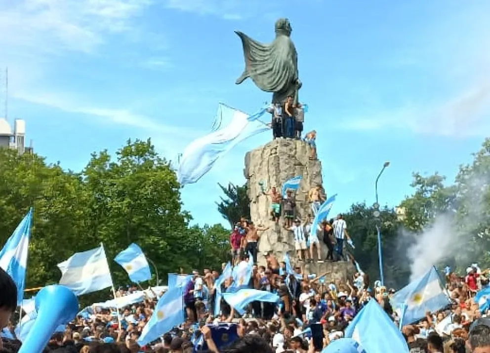El grito de campeón también se sintió en el monumento a San Martín de Mar del Plata