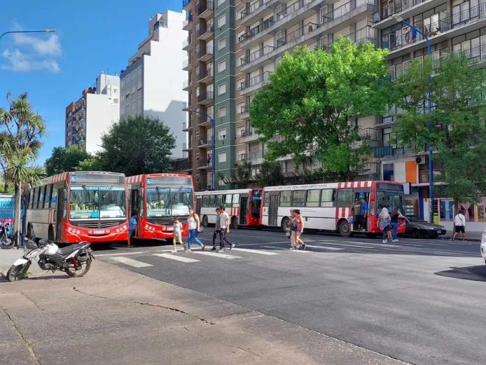 Oposición de UTA interrumpe servicio de colectivos para pedir que les permitan asumir conducción del gremio