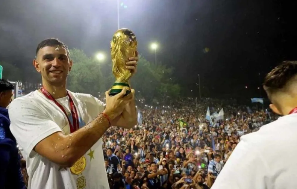 El "Dibu" Martínez se sumó a la campaña por alcohol cero en todo el país