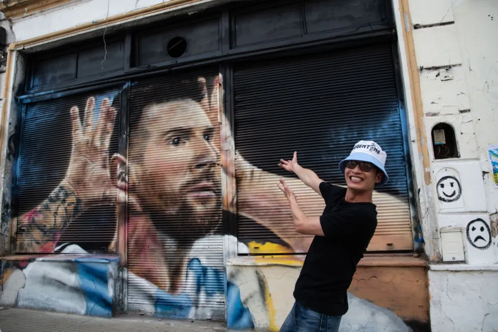 Nuevo mural de Lionel Messi con el gesto del Topo Gigio en San Telmo