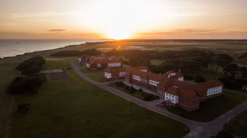 Lammens encabezó la reapertura del Hotel 7 de la Unidad Turística Chapadmalal   