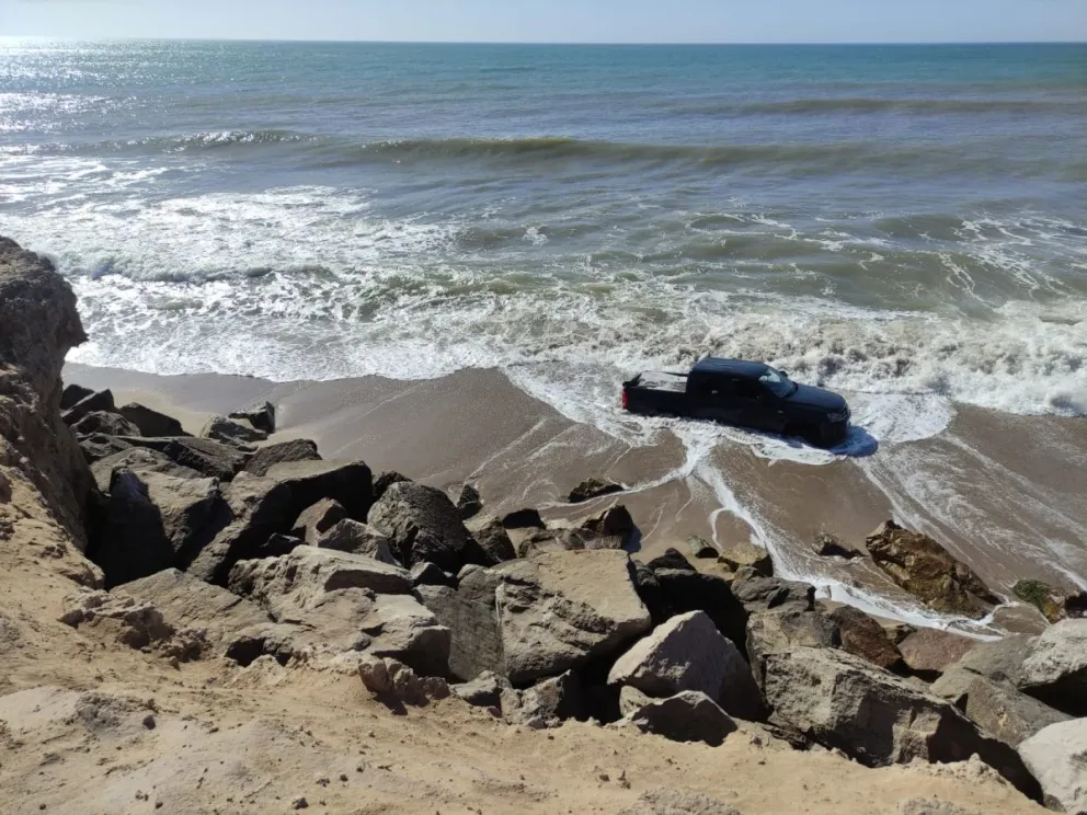 Encuentran en una playa de Miramar una camioneta 4x4 y confirman vinculación con el femicidio de Batán