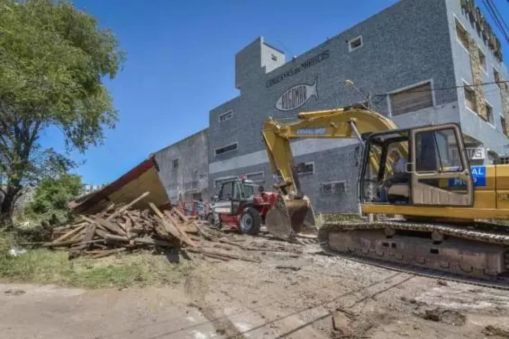 Retiraron el casco de un barco que desde hace 40 años obstruía el tránsito en una esquina del puerto