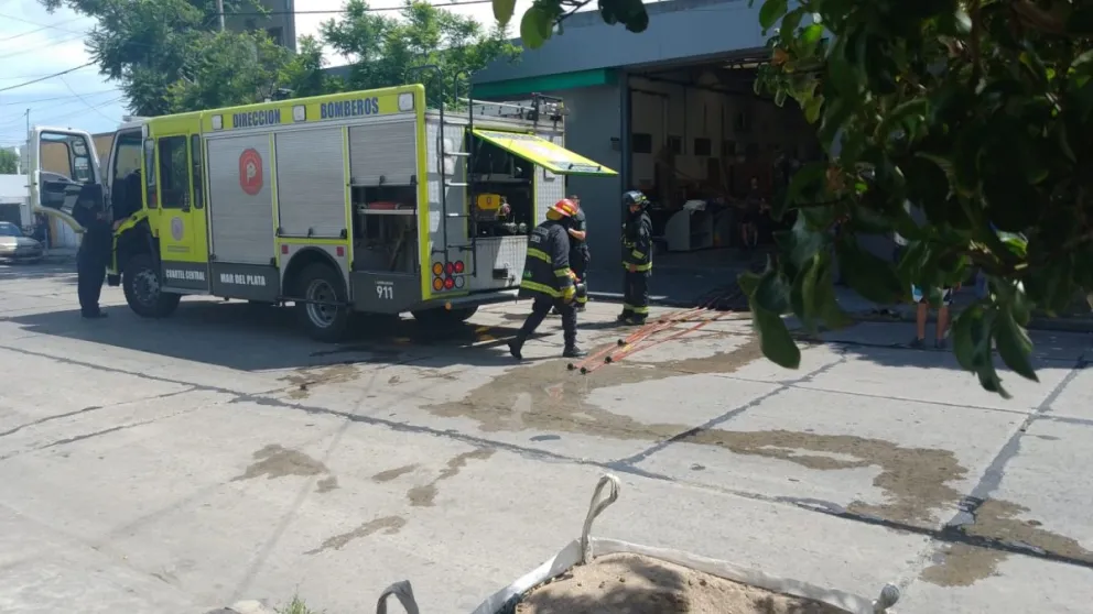Pánico en una gráfica: un accidente provocó un incendio y tuvieron que acudir dos dotaciones de bomberos