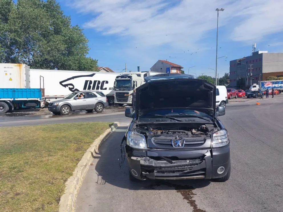 Caos de tránsito en rotonda de Champagnat y Libertad por accidente con un motociclista herido
