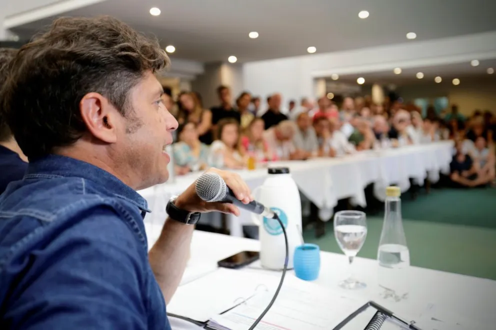 Kicillof se reunió con intendentes y empresarios en Pinamar