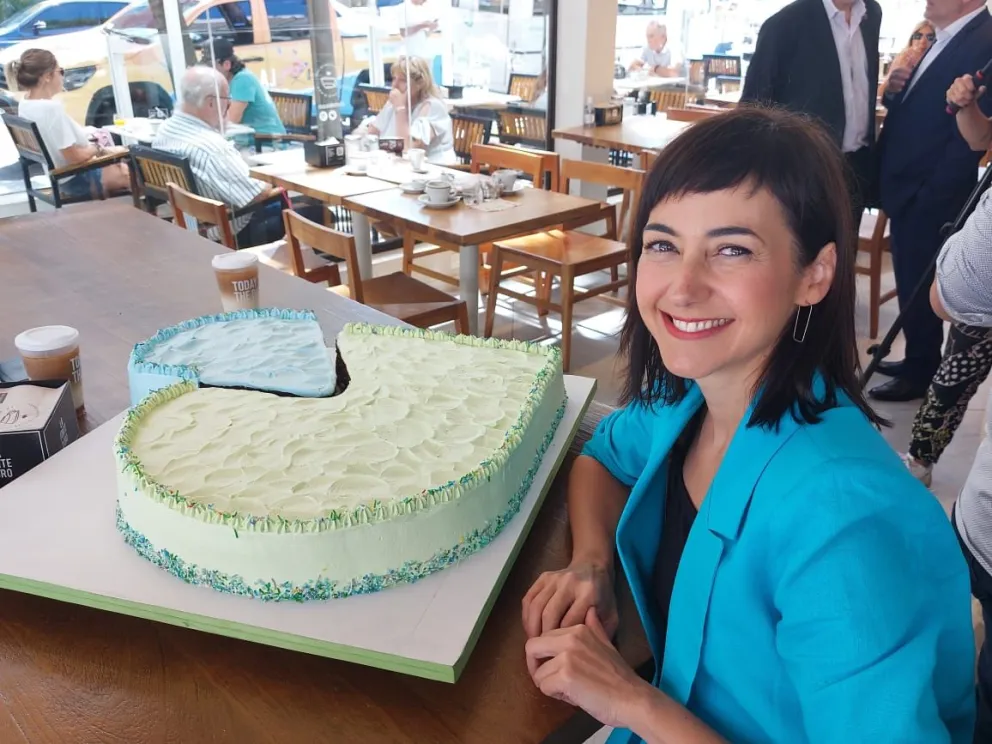 La pastelera Ximena Sáenz presentó en Mar del Plata la torta del Bicentenario del Banco Provincia