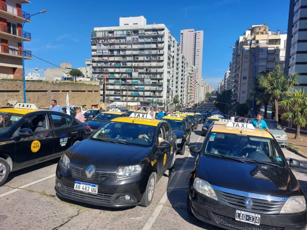 Masiva concentración de taxis, remises y autos rurales en jornada de paro contra plataformas digitales de transporte