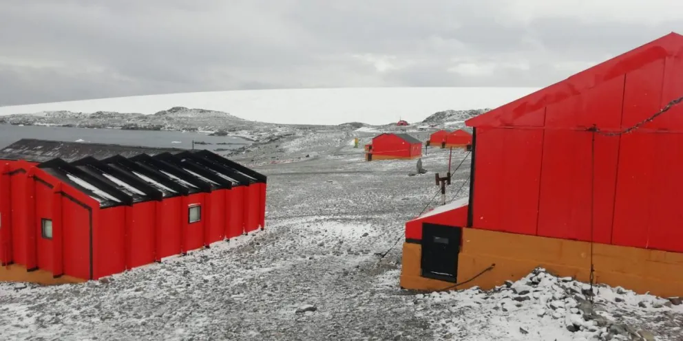 Un periodista realiza un panorama de noticias desde la Base Esperanza en la Antártida
