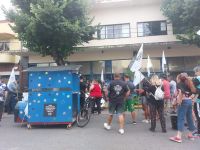 Protesta de la UTEP frente a Inspección General por retiro de un puesto de panchos de plaza Colón