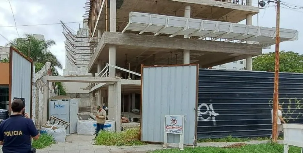 Otra vez un accidente laboral: dos obreros cayeron desde 10 metros y sufrieron serios golpes