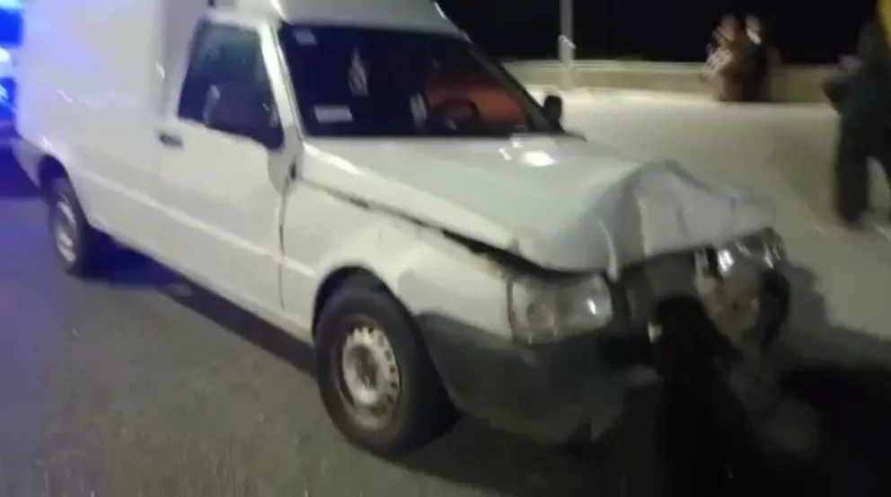 Manejaba borracho acompañado por su hijo de diez años y chocó un auto estacionado