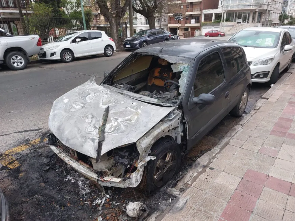Se incendió un automóvil estacionado y sufrió daños totales