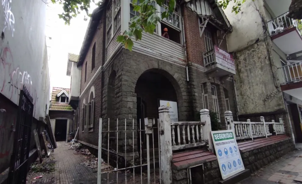 Comenzó la demolición de un histórico chalet del microcentro marplatense