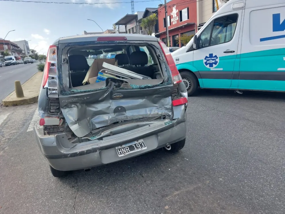 Un lesionado en violento choque entre camión y un automóvil