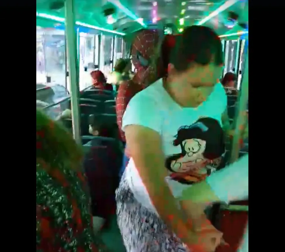 Escándalo en trenes de la alegría: Gas pimienta a bordo y golpes