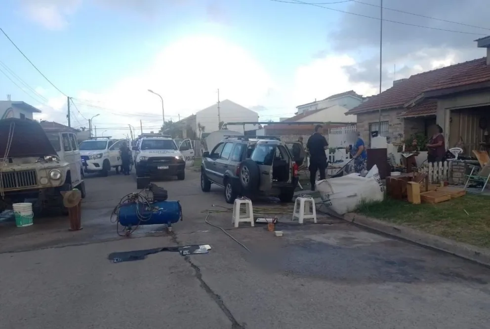 Locura en el barrio Faro Norte: Se peleó con su pareja, cortó la calle e intentó apuñalar a dos policías