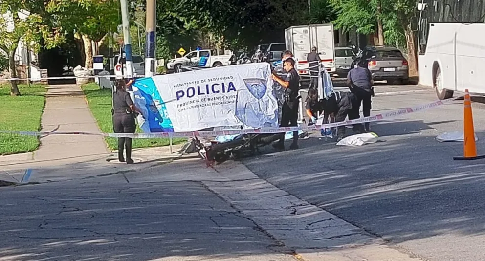 Accidente trágico en Buenos Aires y Roca: murió un motociclista tras chocar con una camioneta