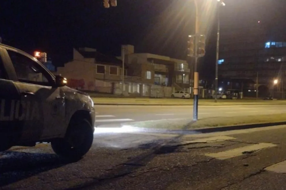 Chocó contra un semáforo en la costa y falleció en el Interzonal