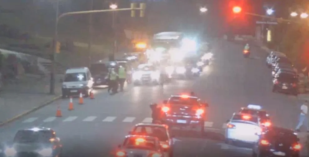 Video: automovilista se fugó de un control y atropelló a un agente de Tránsito en Playa Grande