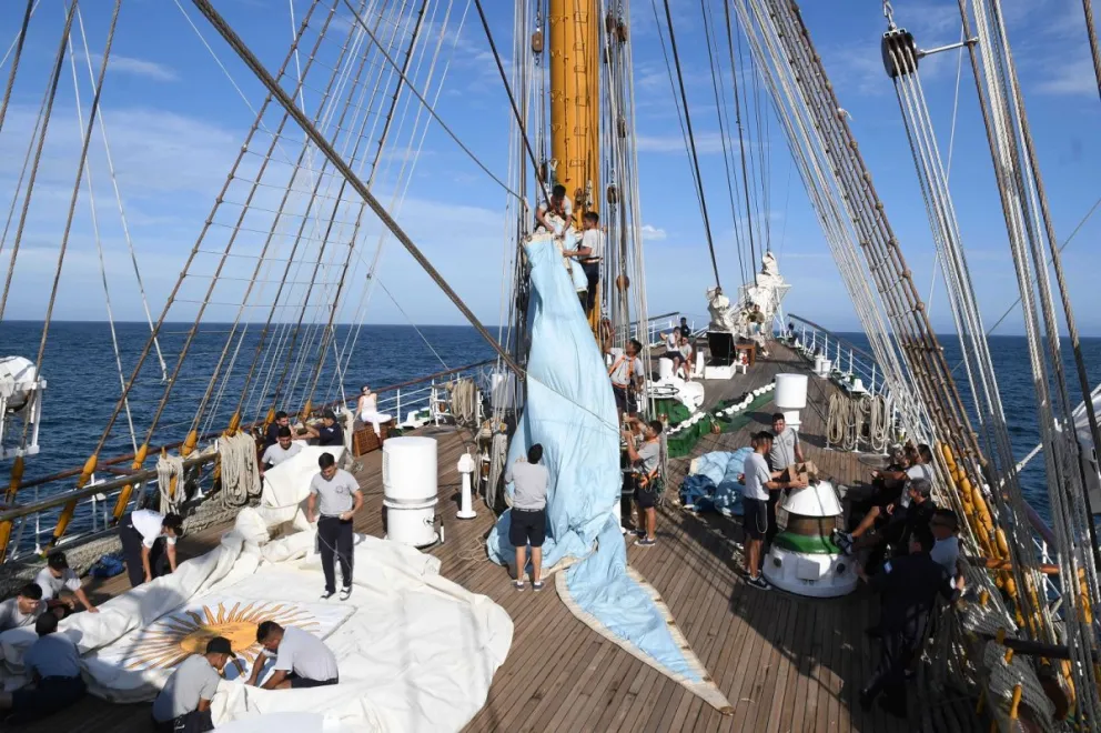 La Fragata Libertad ya navega frente a las costas de Mar del Plata
