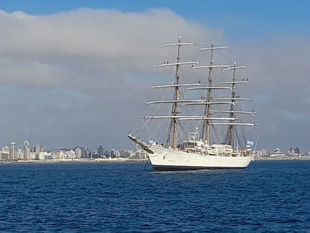 La Fragata Libertad se prepara para ingresar a la Base Naval