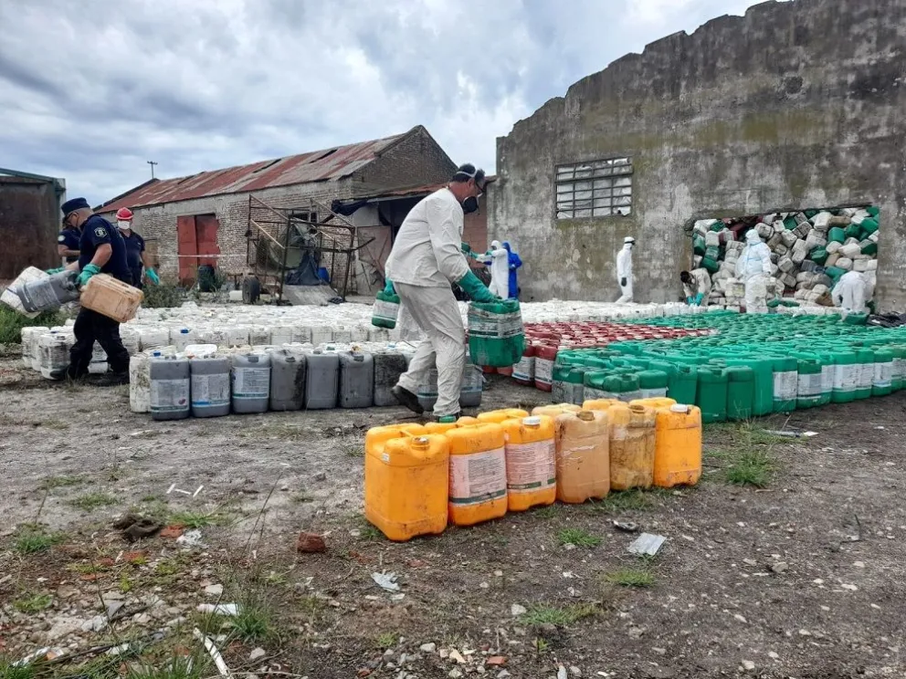 Secuestraron envases de agroquímicos e investigan si los reciclaban para hacer productos de uso humano