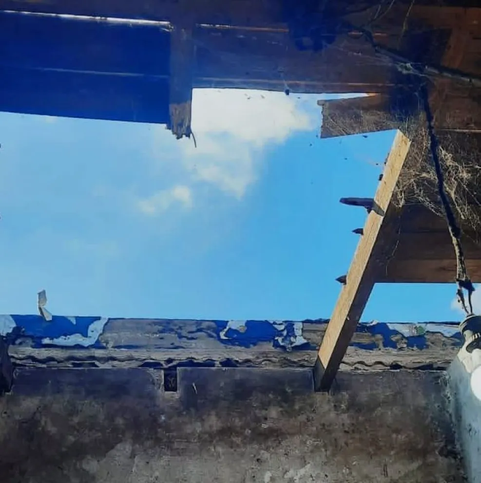 Un hombre estaba arreglando el techo de su casa y se cayó