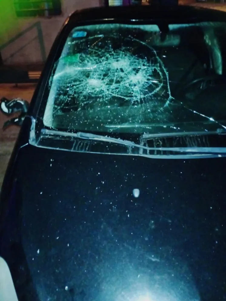 Tenía restricción de acercamiento, ingresó a la casa de su ex y le destrozó el auto