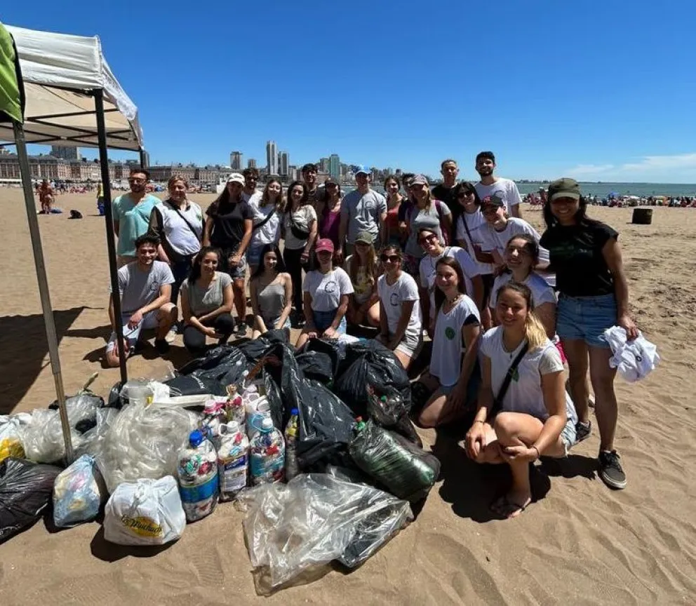 Este sábado se realiza una jornada de limpieza de playas en Playa Grande 