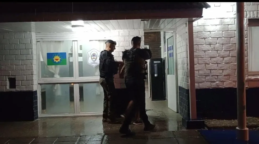 Aprehendieron a un joven que arrojó una piedra a un auto e intentó escapar