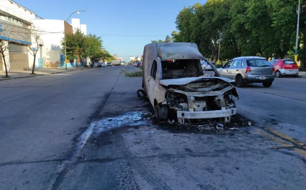 Un incendió destruyó completamente una Fiorino en la avenida Juan B. Justo