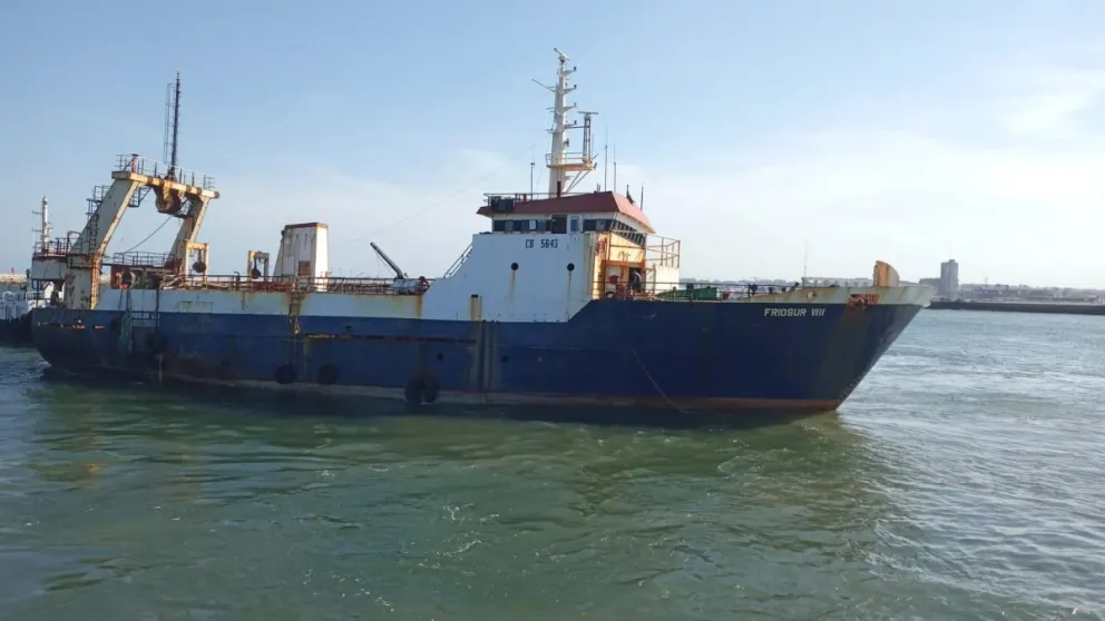 Video: removieron un buque que estuvo tres años amarrado en el muelle sin actividad