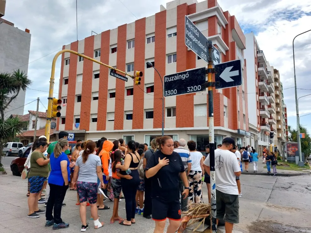 Evacuaron a turistas por un incendio en un hotel y asistieron a cuatro personas