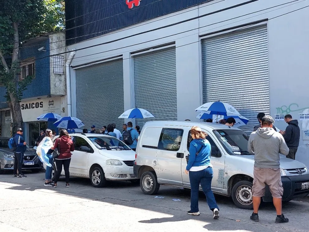 Protesta en supermercado chino: echaron a trabajadoras y pagan sueldos por la mitad