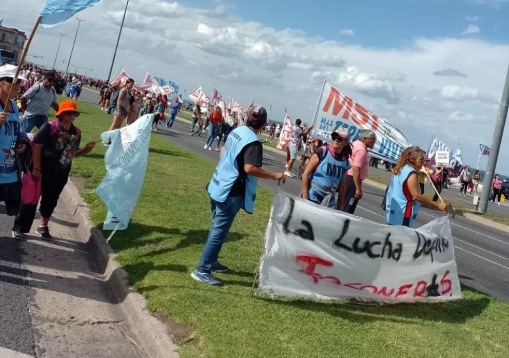 Manifestantes mantienen el corte en el Unzué y acamparán durante la noche