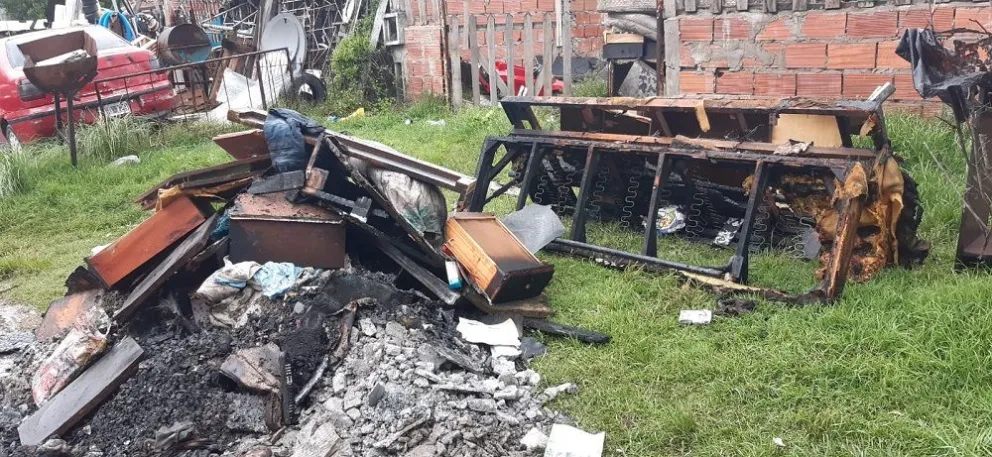 Un incendio destruyó una vivienda en Vertiz y Polonia
