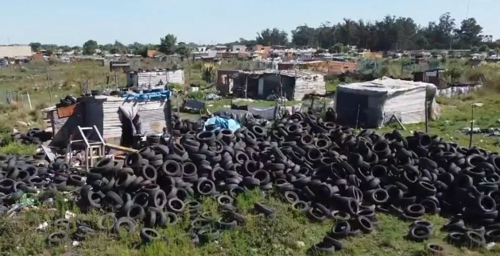 Video: Clausuran depósito a cielo abierto y secuestran impresionante cantidad de cubiertas