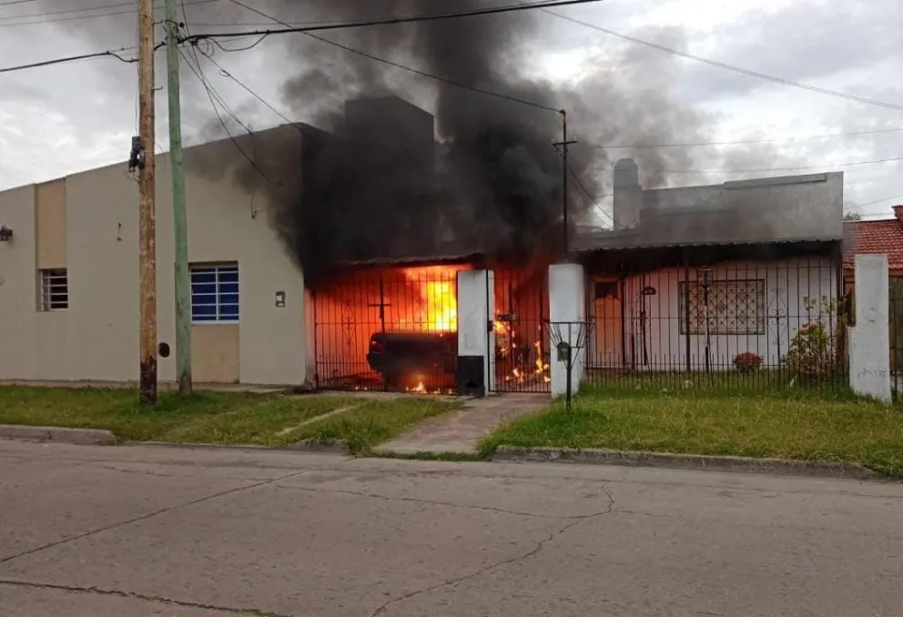 Voraz incendio de un auto en un garage
