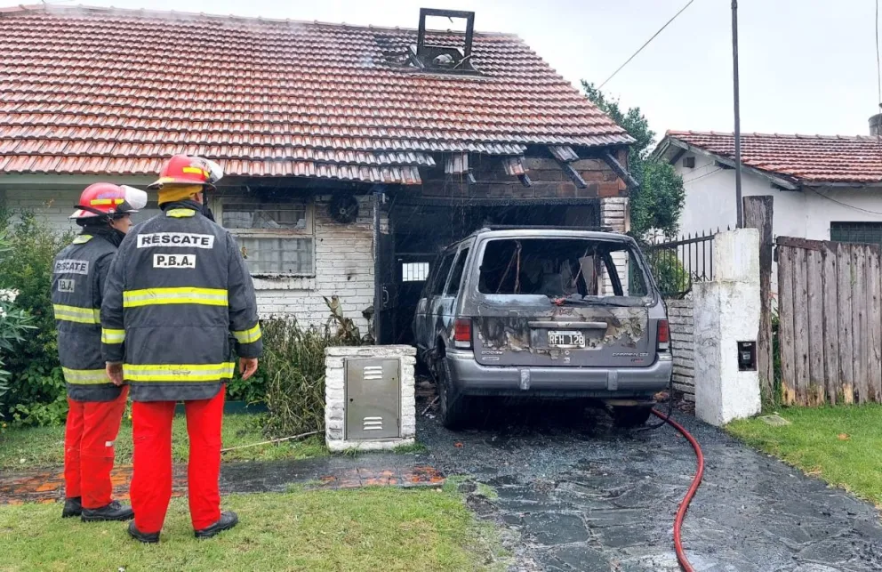 Un vehículo se incendió y provocó serios daños en una vivienda