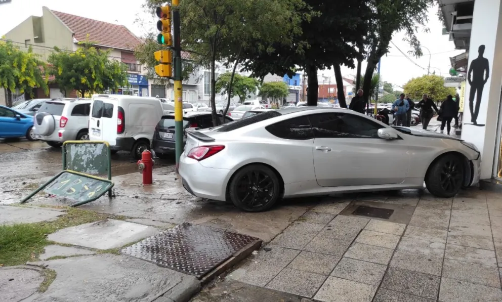Fuerte choque en la avenida Peralta Ramos terminó con un hombre herido