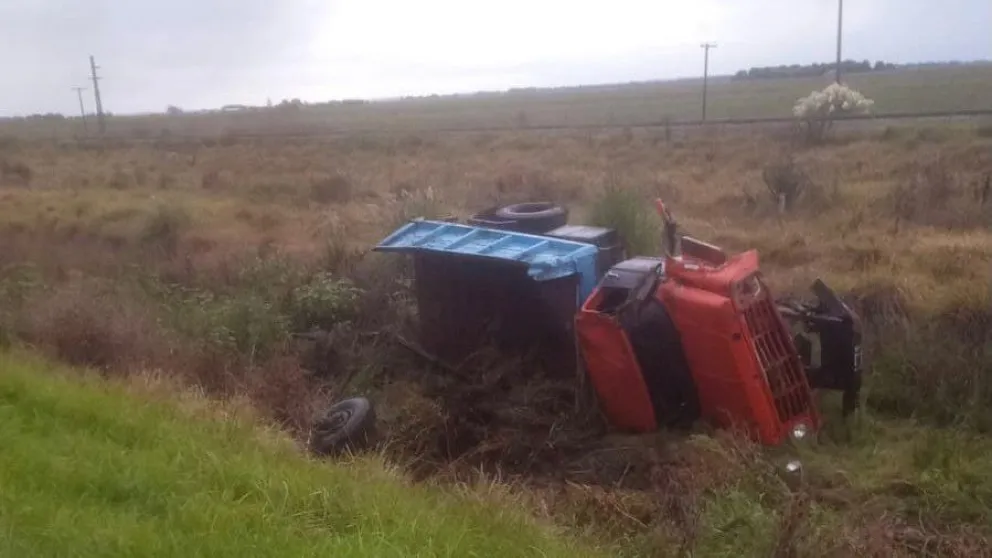 Chofer herido tras violento choque entre dos camiones que circulaban por Ruta 2