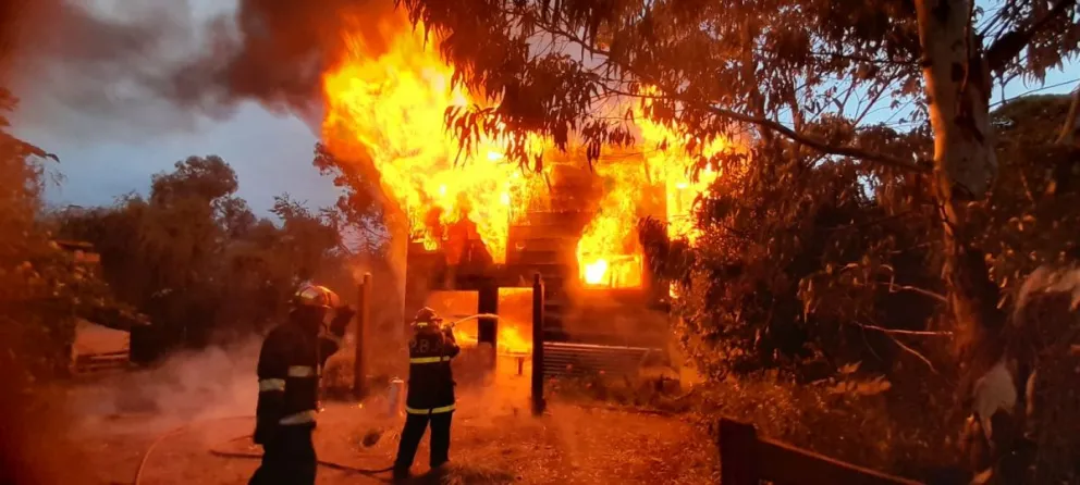 Bomberos sofocaron un incendio en una vivienda del barrio San Carlos