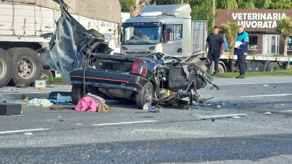 Milagro en Vivoratá: un auto se incrustó contra un camión pero sus ocupantes se salvaron