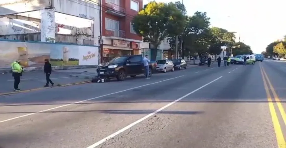 Toyota a alta velocidad pasó semáforos en rojo y chocó: el conductor intentó fugarse y coimear a los policías