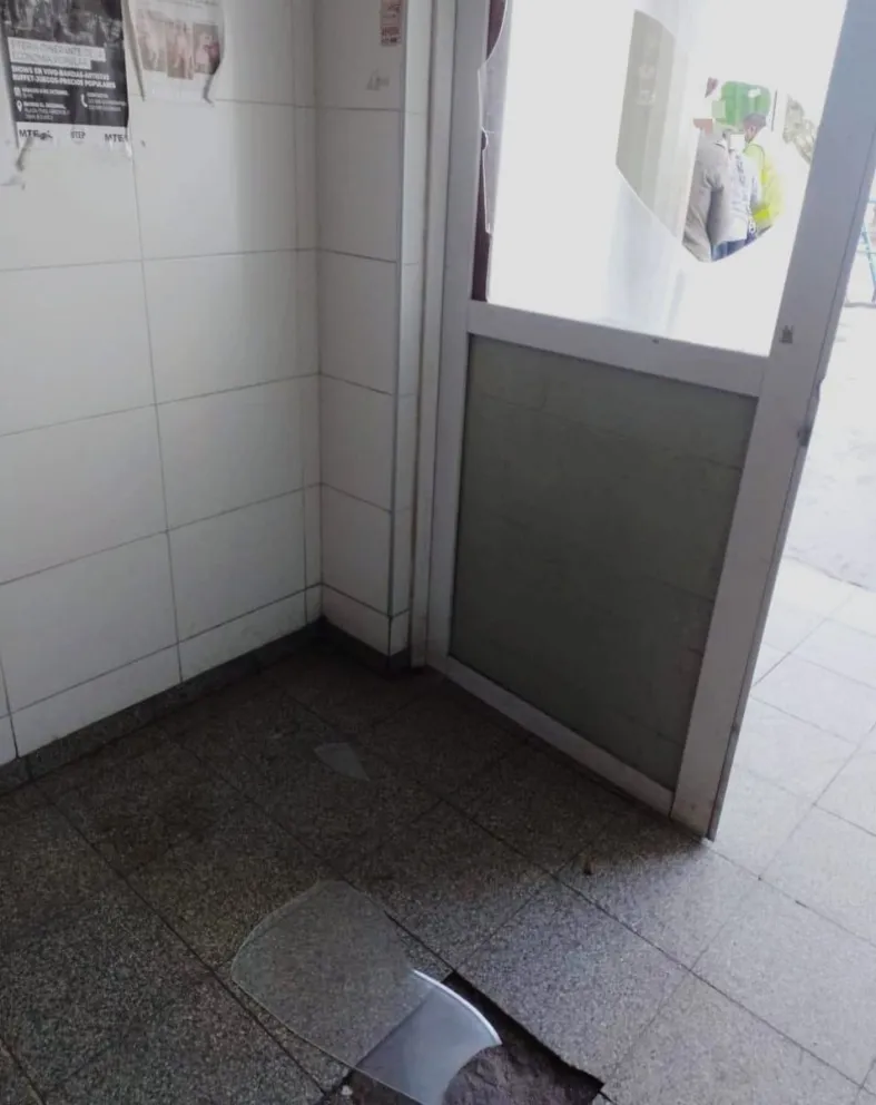 Hombre con frondosos antecedentes fue a la guardia del hospital y destrozó una puerta