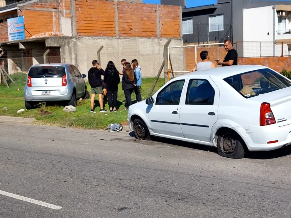 Conductora realizó mala maniobra y chocó a auto estacionado en Acceso Norte