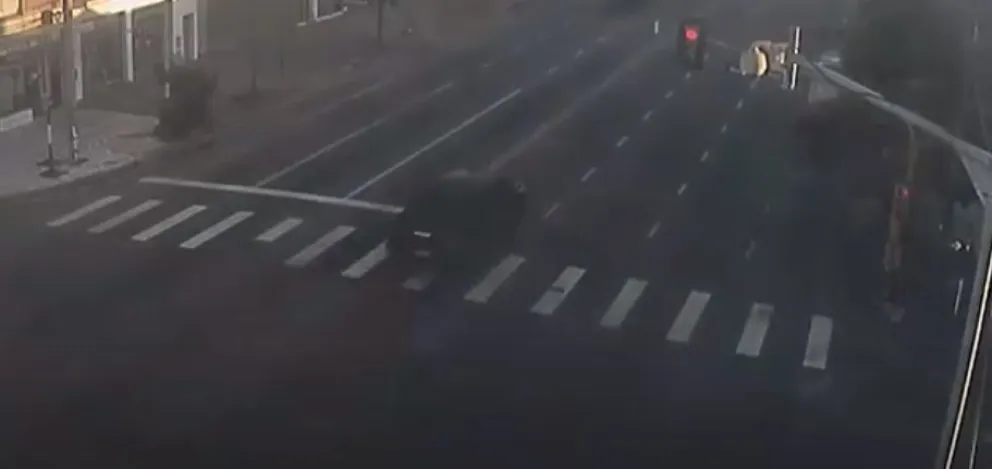 Video: así pasaba los semáforos en rojo la camioneta que chocó a una moto y quiso coimear a policías