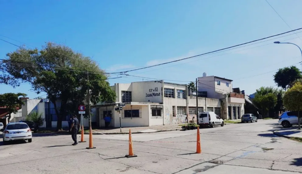 Una moto con pedido de secuestro chocó contra una camioneta