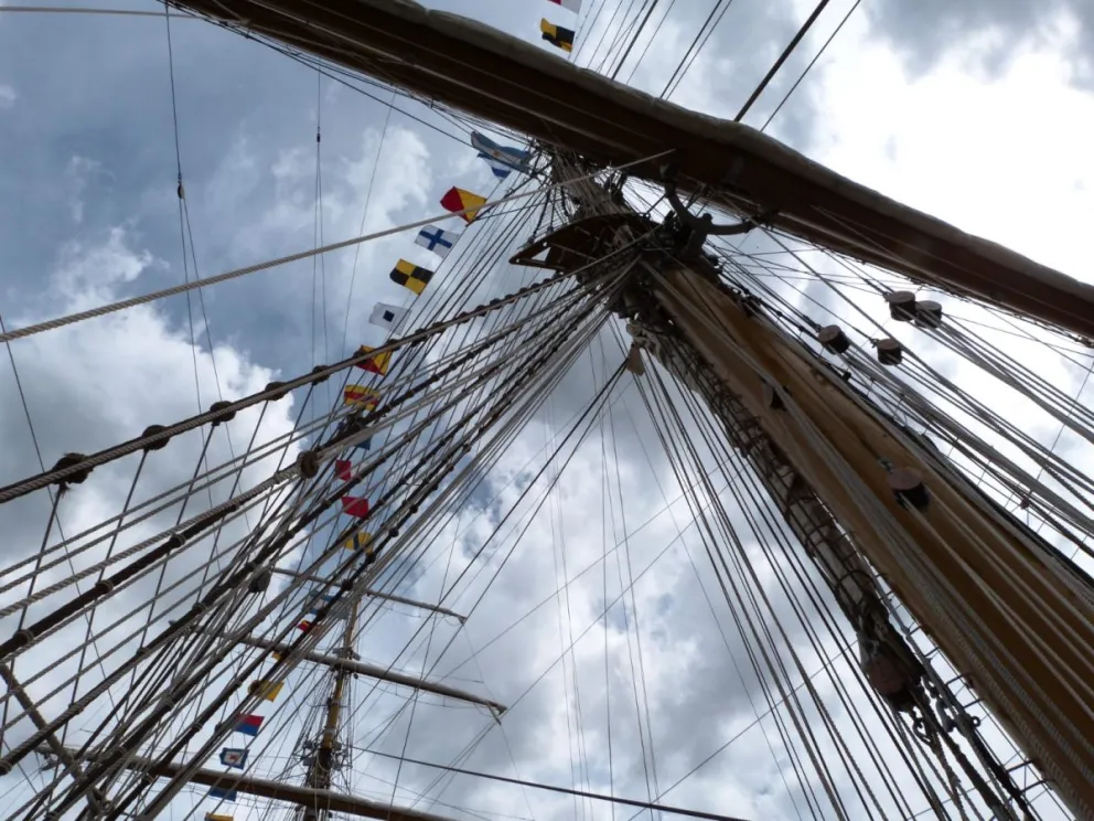 VIDEO: luego de una visita memorable, la Fragata Libertad se despide de Mar del Plata